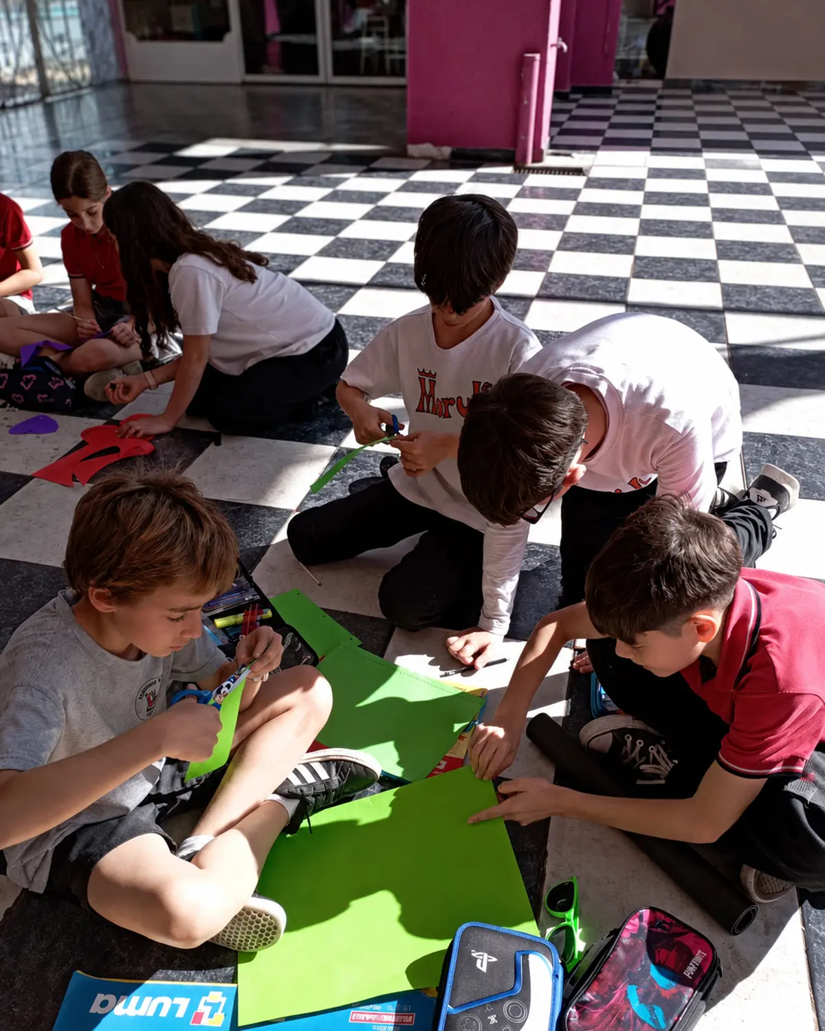 Estudiantes de primaria trabajando en clase