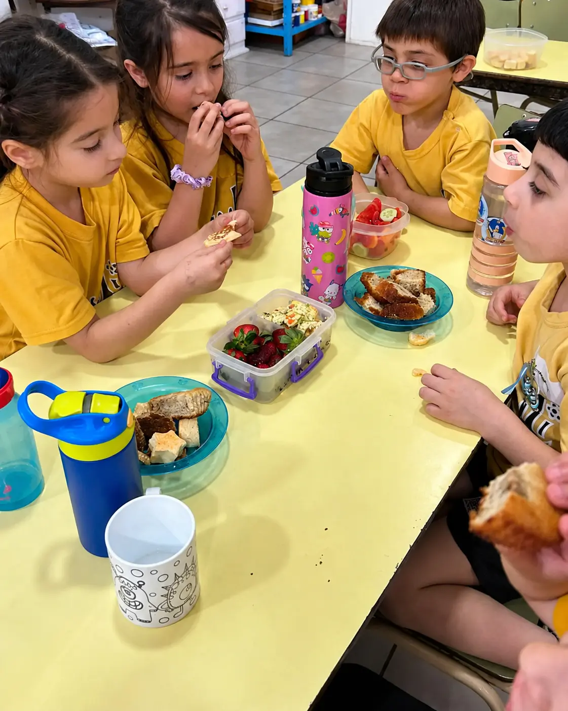 Niños realizando actividades en jardín de infantes