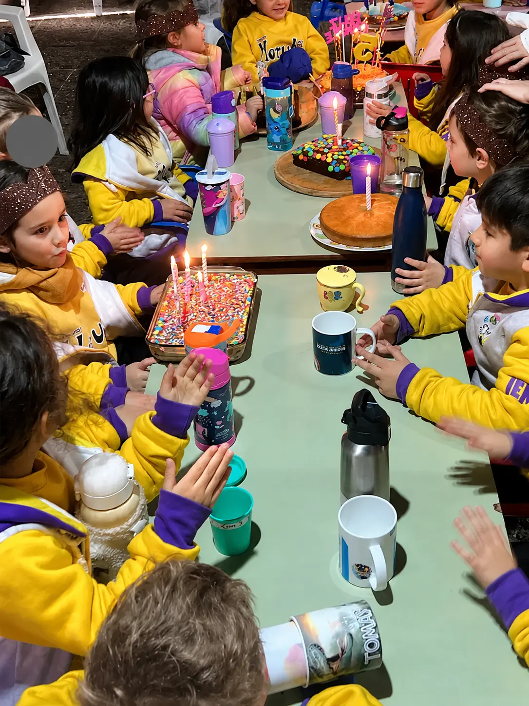 Estudiantes compartiendo una actividad en el aula