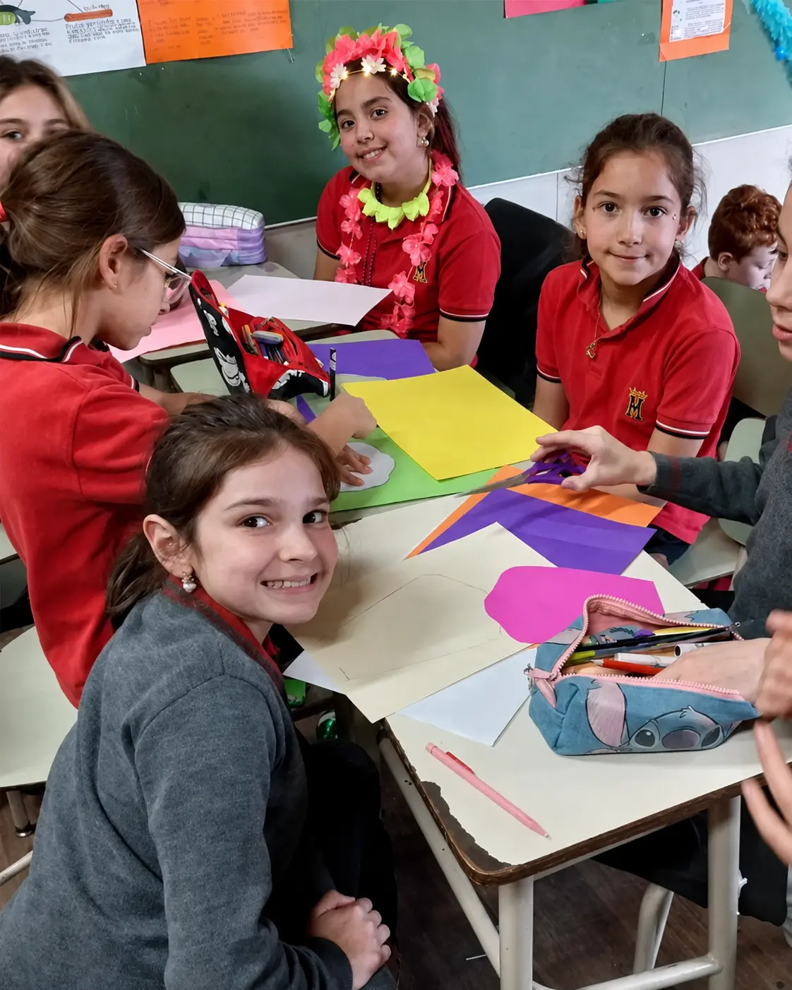 Docente acompañando a estudiantes durante una clase