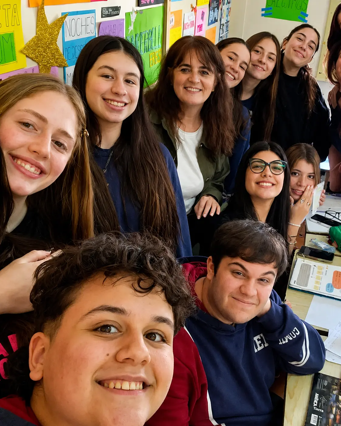 Estudiantes realizando una actividad educativa